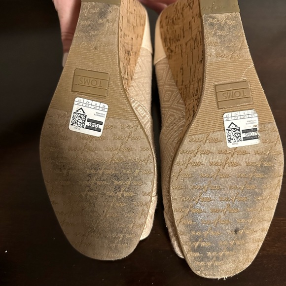 Rarely worn TOMS wedges - Picture 2 of 4
